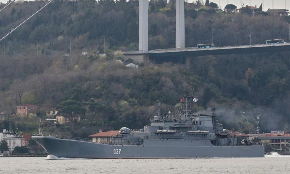 Ρωσικά αποβατικά πλοία περνούν από το Βόσπορο με κατεύθυνση τη Μαύρη Θάλασσα